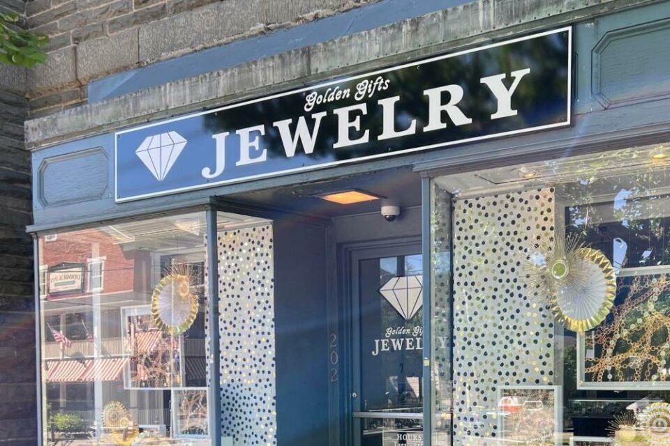 Jewellery or Jewelry? Find Out Which One is Correct!